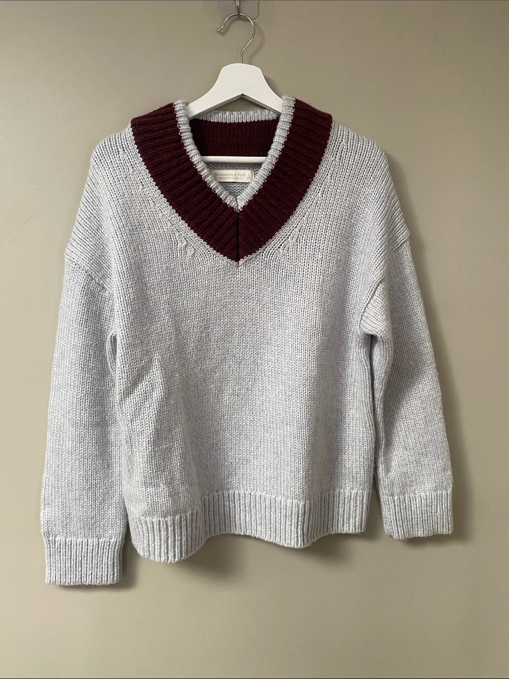 Abercrombie & Fitch Light Gray V-Neck Sweater with Burgundy Collar size small